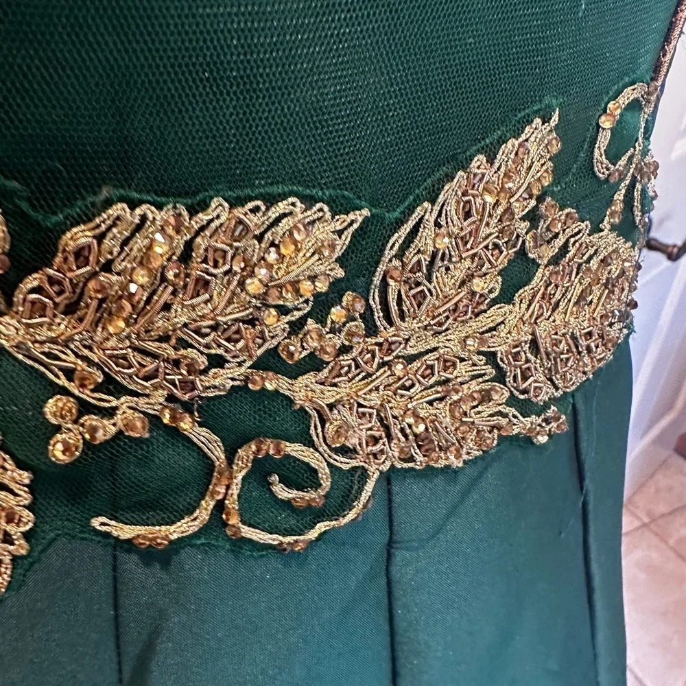 Beautiful emerald green custom made Indian bridal gown - Picture 4 of 13